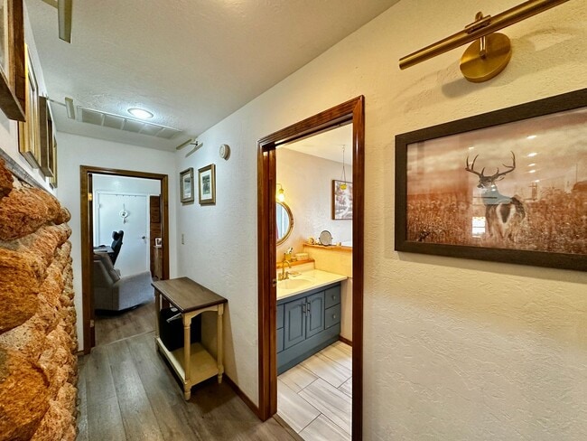 Building Photo - Rustic Charm