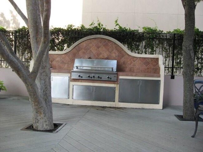 Building Photo - 5150 Hidalgo St