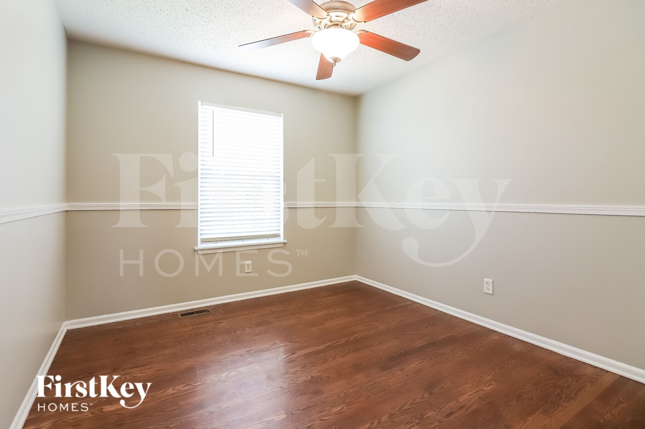 Building Photo - 1605 Cove Dr