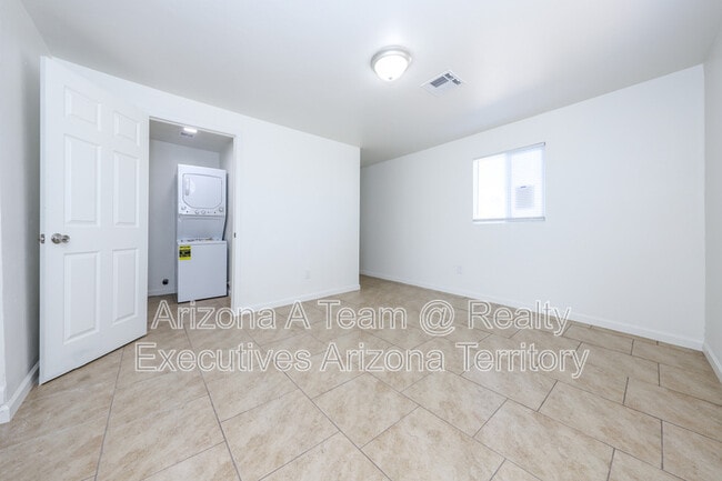 Building Photo - 2012 S Beverly Ave