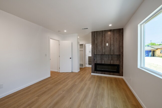 Building Photo - 6557 Darwell Ave