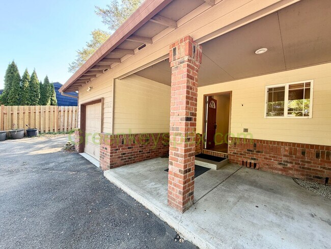 Building Photo - 1032 SW Halsey St