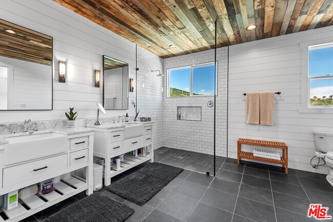 Building Photo - 23477 Palm Dr