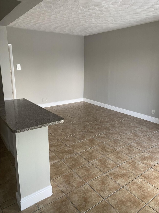 Building Photo - 800 NE 13th St