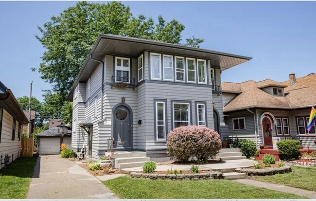 Building Photo - Charming 2BR Duplex in Wauwatosa