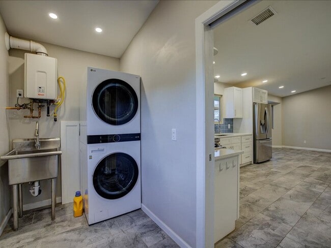 Building Photo - PROMO $500.00 OFF FIRST FULL MONTH'S RENT!