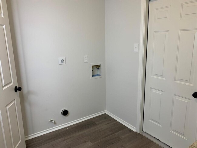 Building Photo - 610 Woodlake Cir