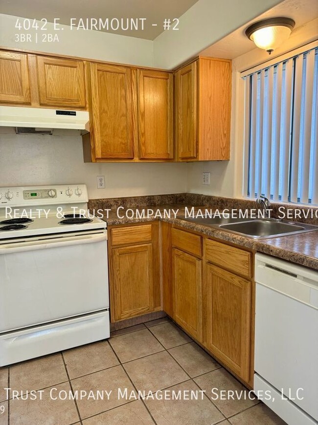 Building Photo - Spacious 3-bedroom unit!