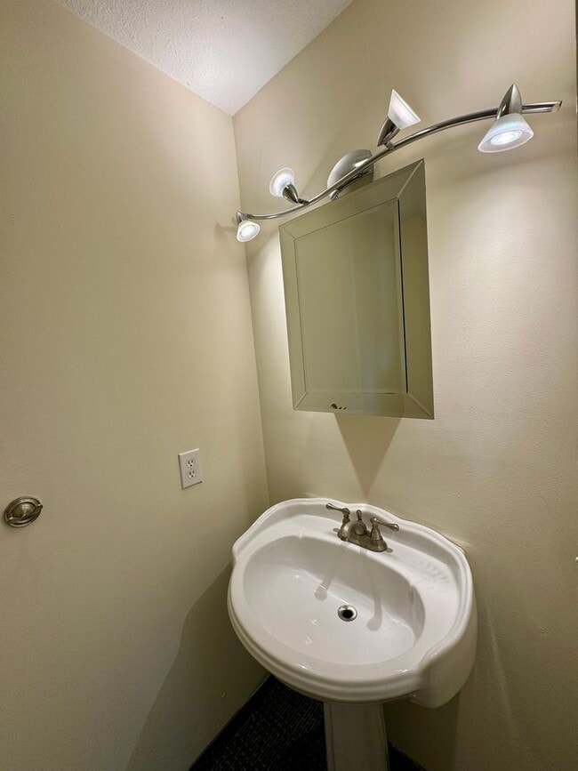 Building Photo - Duplex for Rent in TA school District