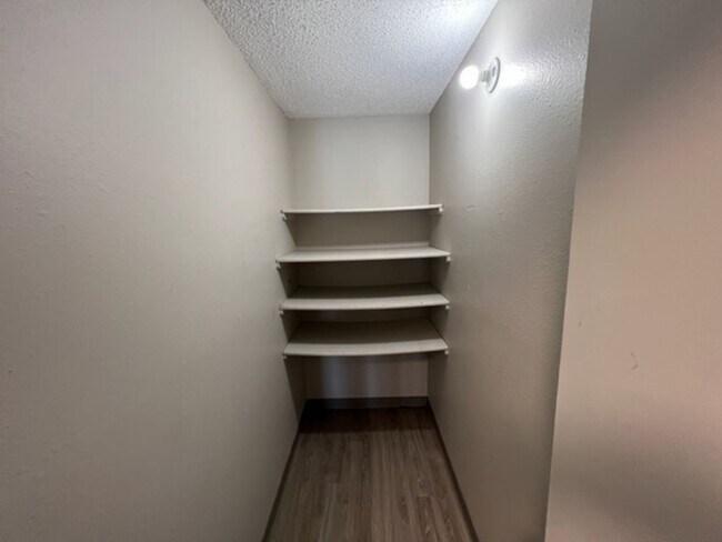 Building Photo - Convenient Downtown Location!
