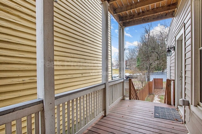 Building Photo - 2122 E Marshall St