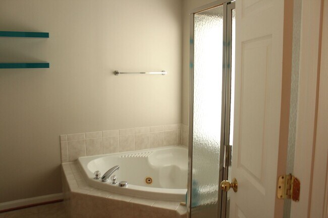 Building Photo - Beautiful 3-Level Townhouse with Finished Basement & Garage