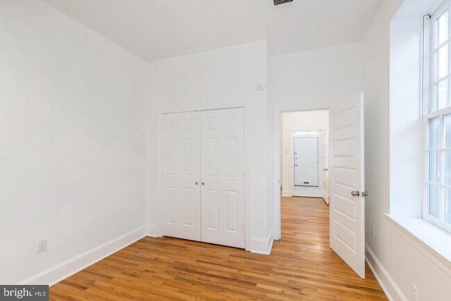 Building Photo - 422 S 15th St