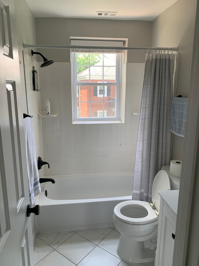 Building Photo - 2 Bed, 1 Bath Condo