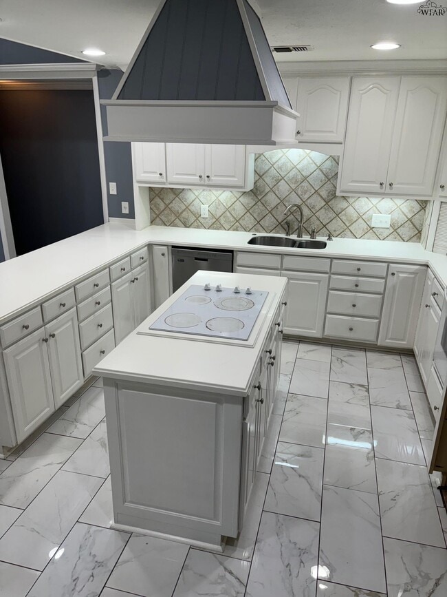 Building Photo - 2627 Bretton Rd