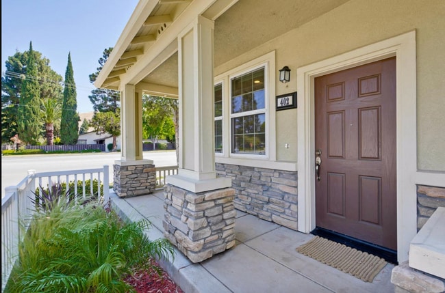 Building Photo - Newer 3bedrooms townhouse with 2 Cars Garage and AC in Fremont Niles area for rent