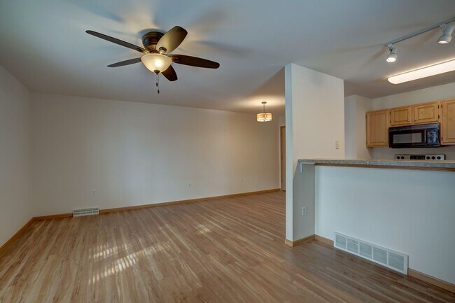 Building Photo - 6101-6103