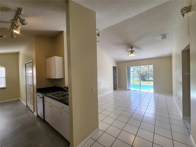 Building Photo - 705 Eagle Pointe S