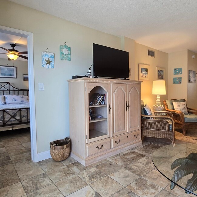 Building Photo - 1161 Hillsboro Mile