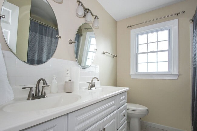 Building Photo - 427 Elizabeth Lake Dr