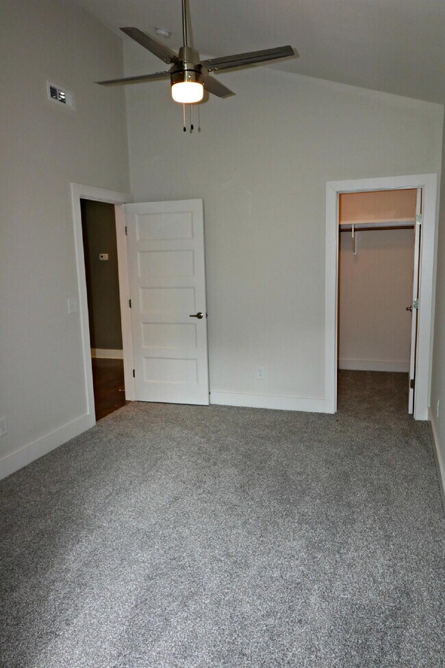 Building Photo - Spacious 4-Bedroom home minutes walk from the park!