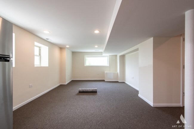 Building Photo - 3301 N Kilbourn Ave