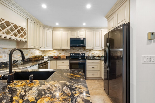 Building Photo - 2703 Fairway Dr N