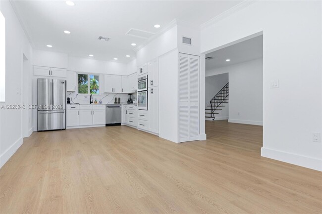 Building Photo - 1510 S Treasure Dr