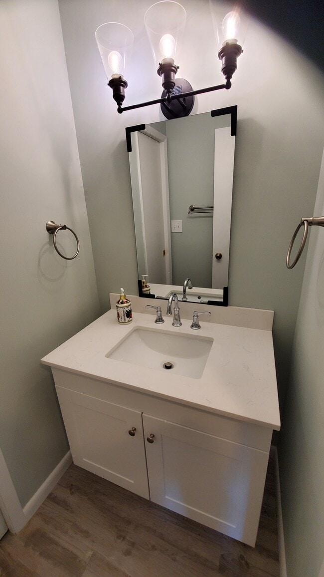 Brand new vanity with quartz countertop - 1675 Cedarwood Dr