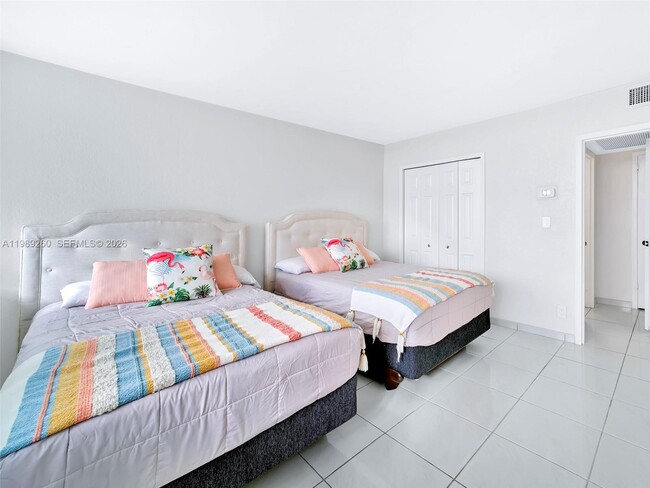 Building Photo - 3140 S Ocean Dr