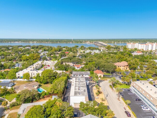 Building Photo - Centrally Located Beachside Condo in Ormond