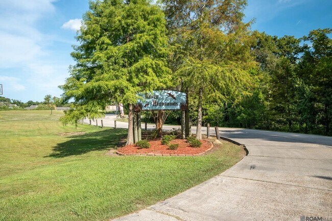 Building Photo - 12386 River Highlands Dr