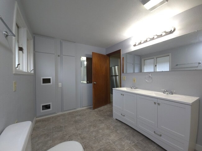 Building Photo - 508 S Main St