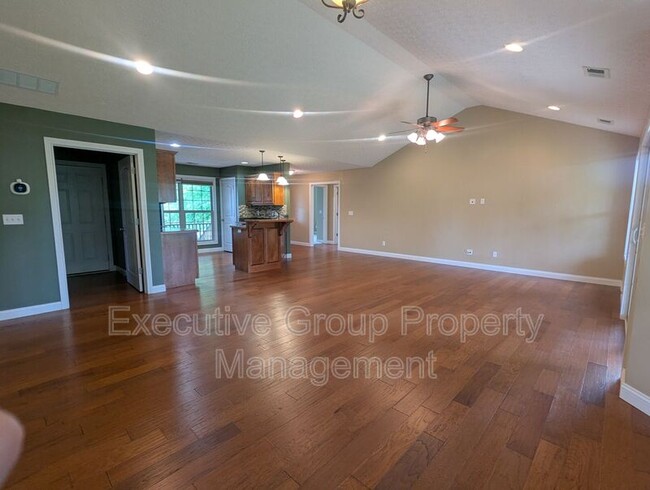 Building Photo - 120 Victory Lake Dr