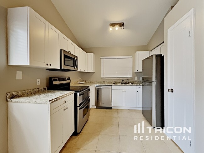 Building Photo - 707 Sand Ridge Dr