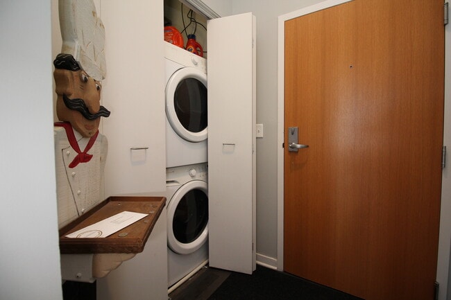 Building Photo - 1540 W Fullerton Ave