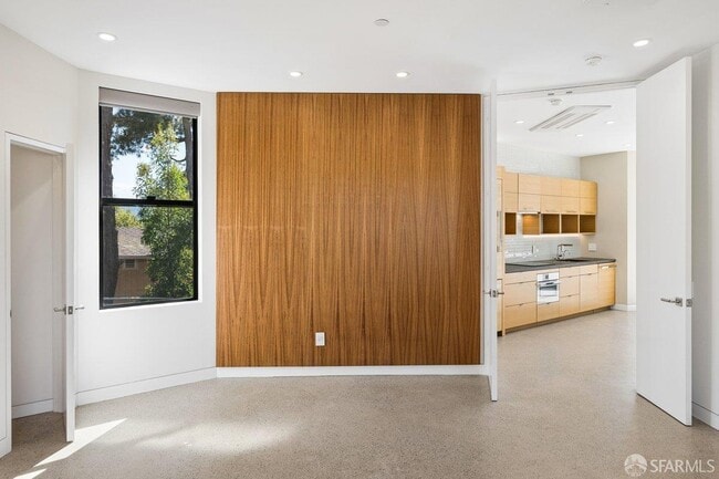 Building Photo - 1435 Lakeview Dr