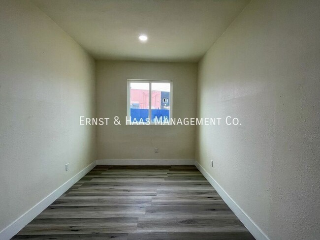 Building Photo - Recently Remodeled and Upgraded Apartment ...