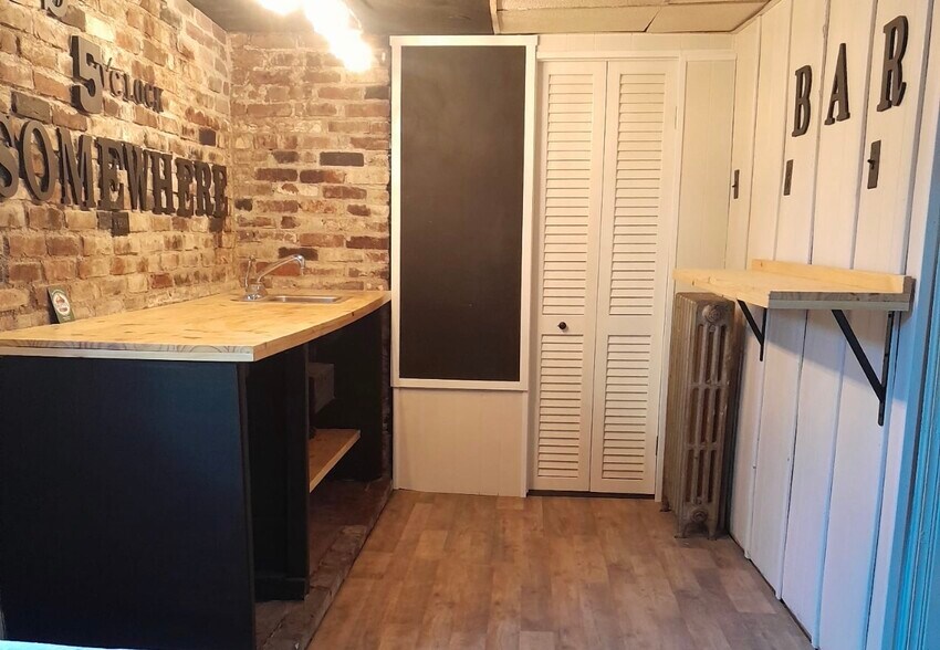 Bar Room off the LVR - 100 College St