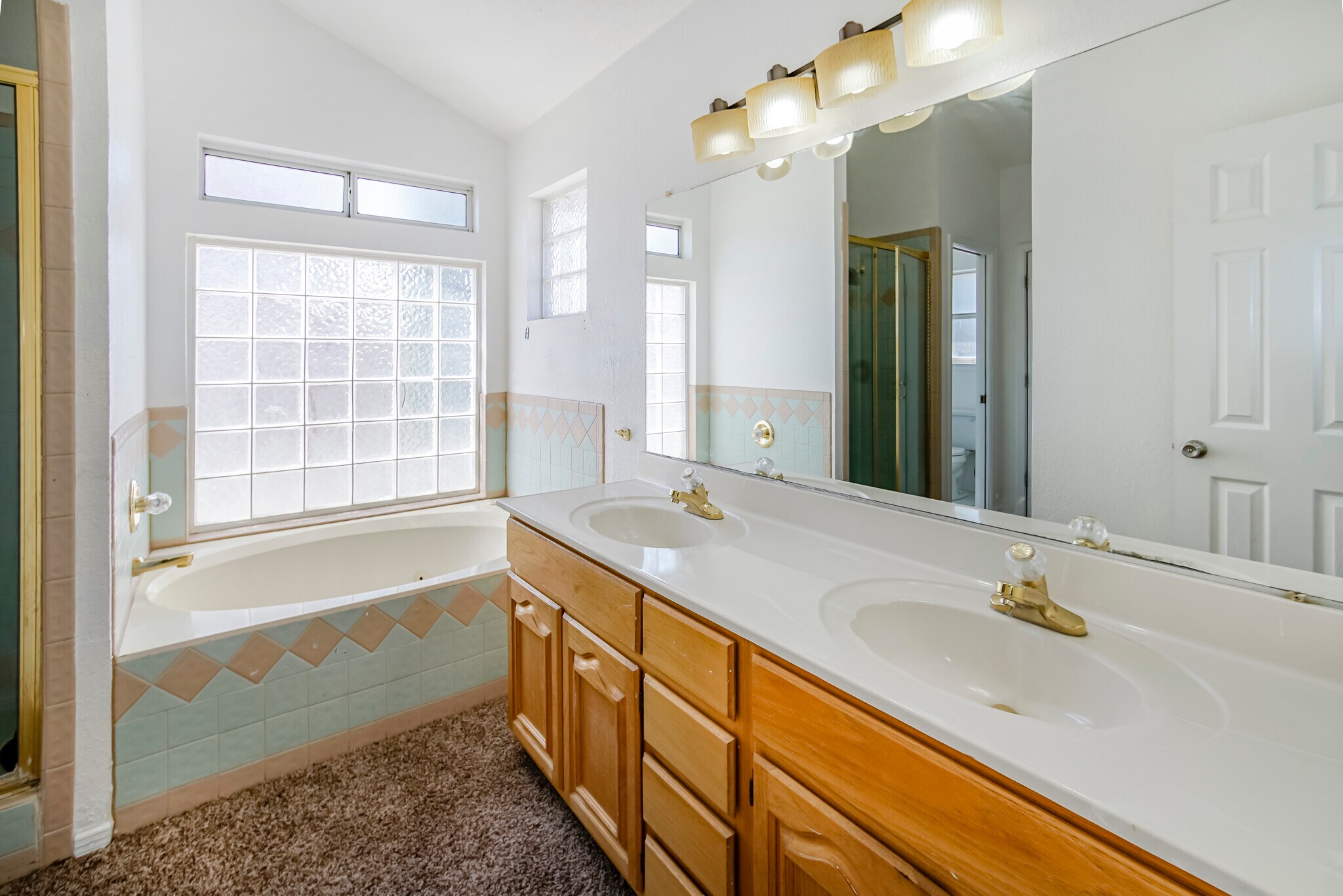 Building Photo - 908 Los Pinos Way