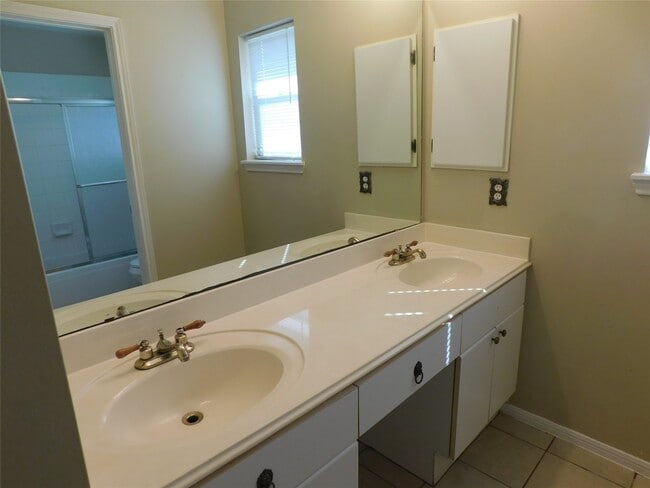 Building Photo - 122 High Meadows Dr