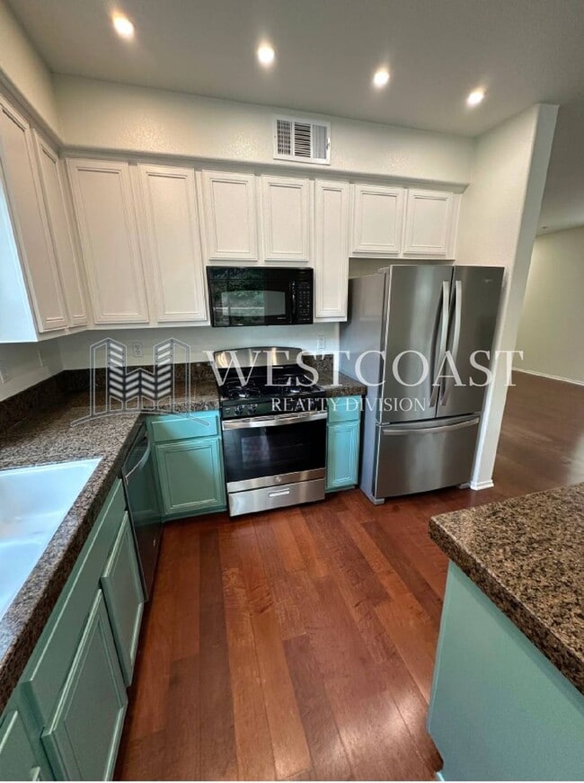 Building Photo - AVAILABLE NOW!!! 3 Bedroom 3 bath Private OASIS backyard in Vista, CA.