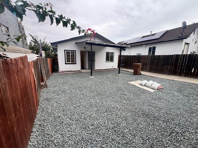 Building Photo - 819 W 9th St