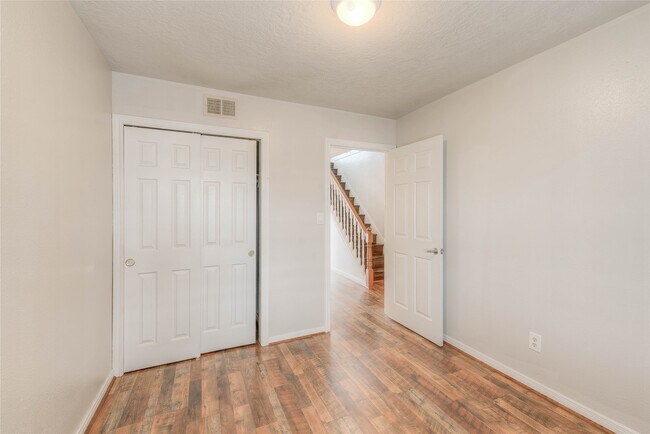 Building Photo - 445 Carolcrest Ln