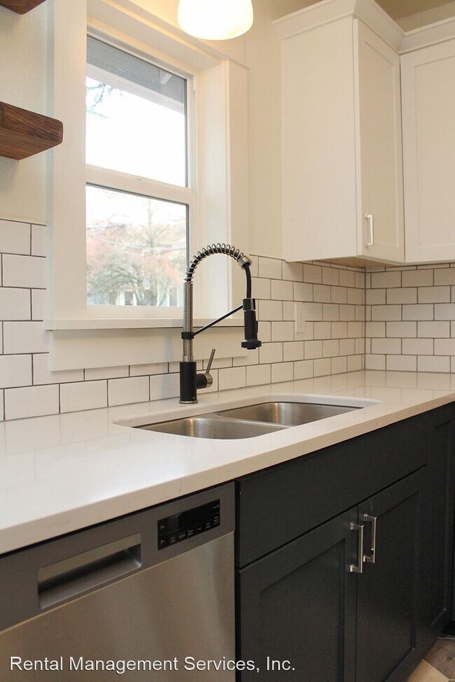 Building Photo - 4 br, 1.5 bath House - 36 NE Beech St # A