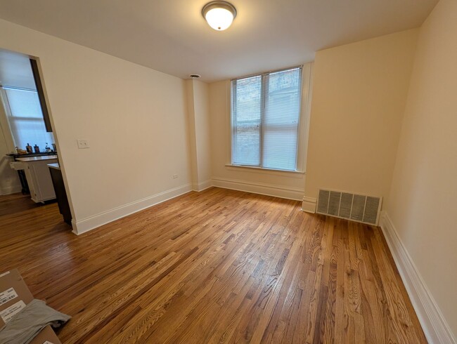 Building Photo - Wicker Park 2 BR, Prime Location, Fully Renovated