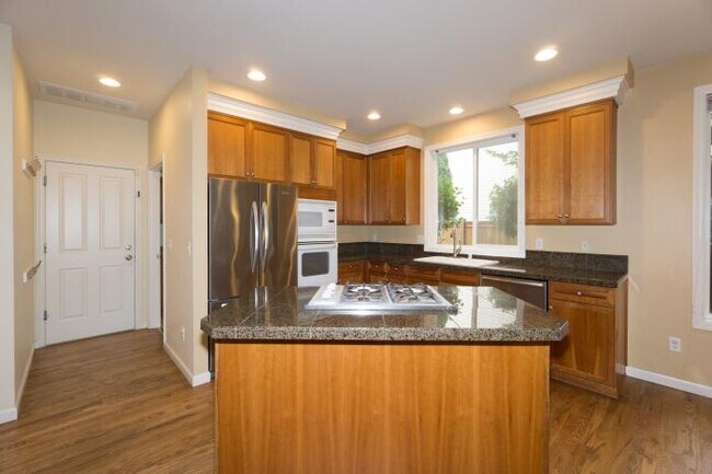 Building Photo - 4 bedroom in Kirkland WA 98033