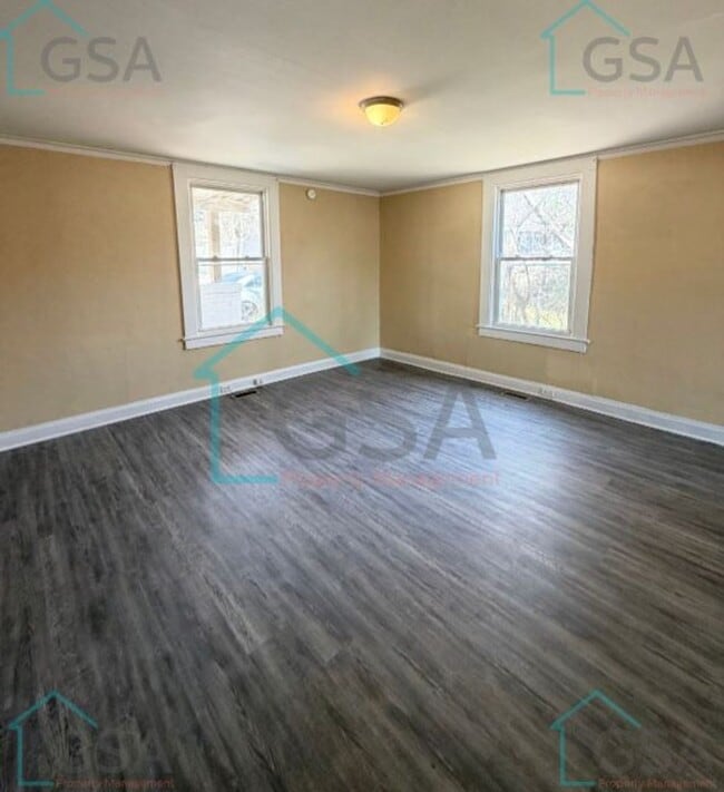 Building Photo - 2 Bedroom 1 Bath Available!