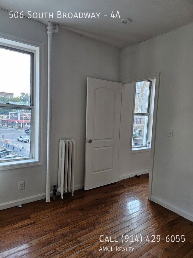 Building Photo - 506 S Broadway