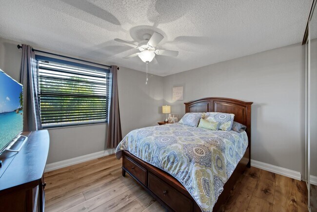 Building Photo - 6121 Balboa Cir